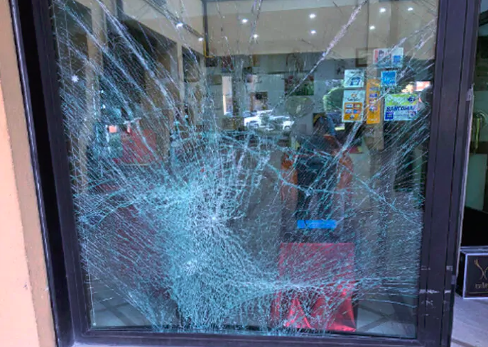 Tombini in ghisa contro i negozi: così ladro spaccatutto spargeva il terrore a Colli Aniene (FOTO) 1 Tombini in ghisa contro i negozi: così ladro spaccatutto spargeva il terrore a Colli Aniene (FOTO) 1