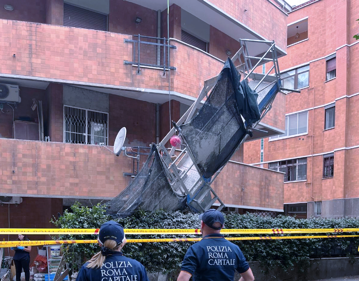 Terrore a Colli Portuensi: crolla un'impalcatura dal quarto piano di una palazzina, gravi due operai (FOTO) 1