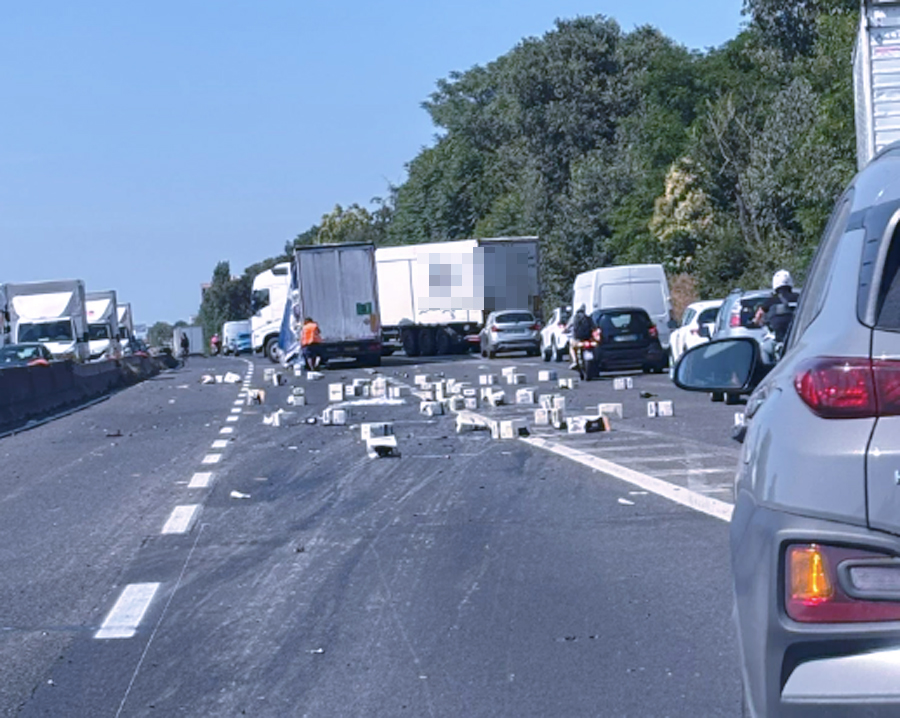 Incubo sulla Pontina: camion perde un enorme carico e rischia di provocare incidenti a raffica (FOTO) 1 Incubo sulla Pontina: camion perde un enorme carico e rischia di provocare incidenti a raffica (FOTO) 1