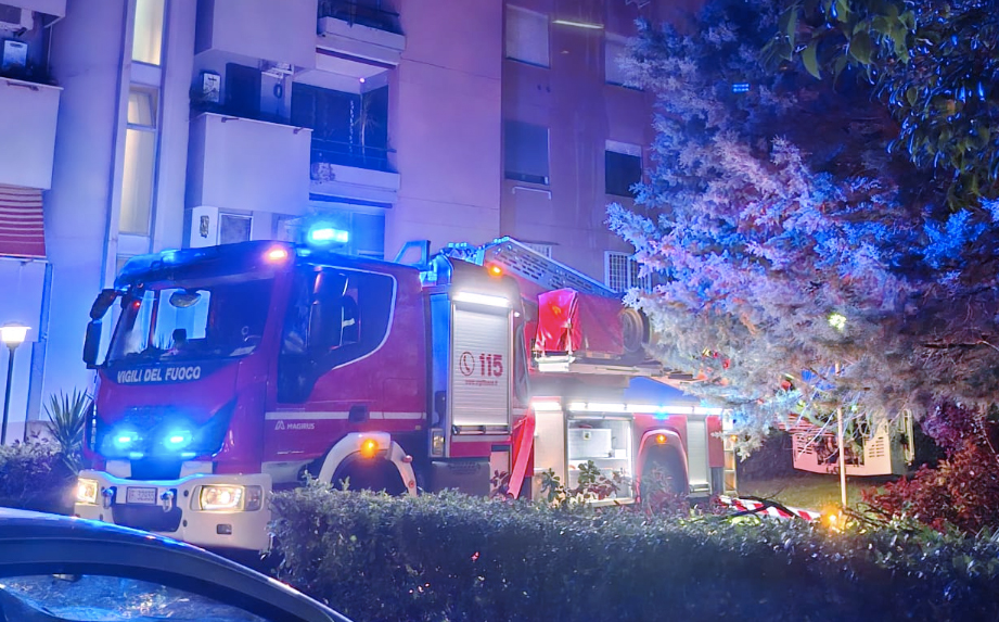Inferno di fuoco a Villa De Sanctis: l'incendio riparte nella notte, 14 famiglie salve grazie ai passanti (VIDEO) 1 Inferno di fuoco a Villa De Sanctis: l'incendio riparte nella notte, 14 famiglie salve grazie ai passanti (VIDEO) 1
