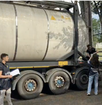 Le Fiamme Gialle bloccano a Cerveteri un autoarticolato con oltre 31mila litri di carburante di contrabbando destinati al mercato nero della Capitale