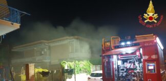 Fiamme in un'attività commerciale e palazzo evacuato per il fumo e rischio propagazione dall'incendio a Ladispoli