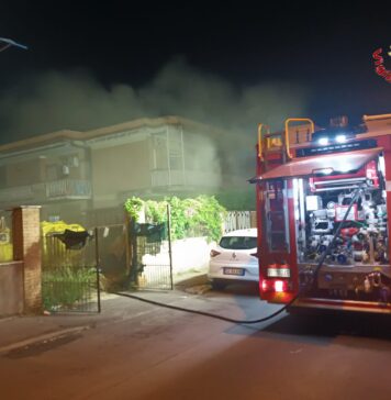 Fiamme in un'attività commerciale e palazzo evacuato per il fumo e rischio propagazione dall'incendio a Ladispoli