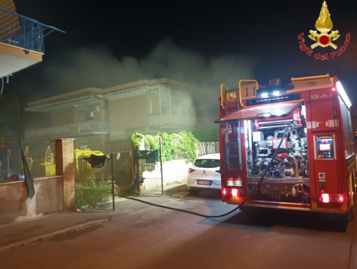 Fiamme in un'attività commerciale e palazzo evacuato per il fumo e rischio propagazione dall'incendio a Ladispoli