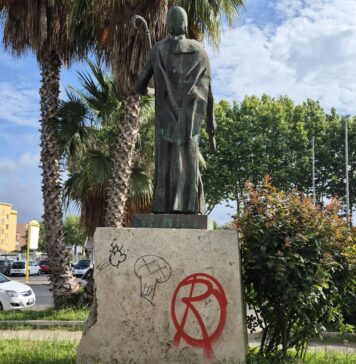 Statua di Sant'Agostino imbrattata: cresce l'allarme per gli atti vandalici a Ostia