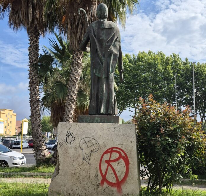WhatsApp Image 2026-06-10 at 10.36.50 Statua di Sant'Agostino imbrattata: cresce l'allarme per gli atti vandalici a Ostia