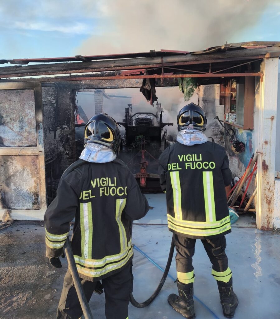 Fiamme all'alba in uno stabilimento balneare a Fregene: vigili del fuoco al lavoro 1