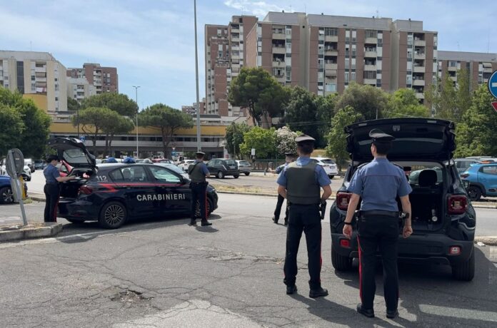 Operazione delle forze dell’ordine tra le strade del Laurentino 38. Oltre ai provvedimenti contro un locale, sono scattate denunce per furti e droga: i dettagli del blitz