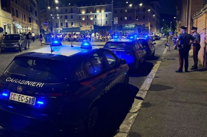 Un diciassettenne fermato per rapina dai Carabinieri in via dei Sabelli dopo aver aggredito due giovani