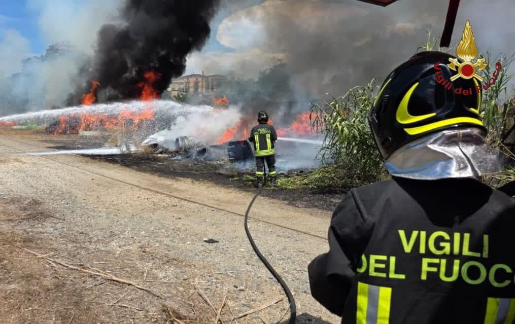 Vasto incendio blocca Roma Nord: il fumo paralizza la circolazione dei treni e avvolge Fidene (Video e Foto) 2 Incendio Fidene