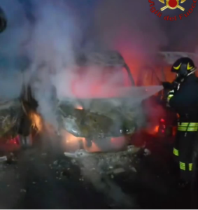 In fiamme di notte otto furgoni della Sda nel piazzale della ditta a Fiumicino 1
