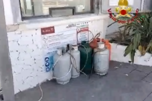 Incendio con ambulanza all’Oasi di Ostia sequestrato dal Comune e occupato dai senza dimora (VIDEO) 1 Incendio con ambulanza all’Oasi di Ostia sequestrato dal Comune e occupato dai senza dimora (VIDEO) 1