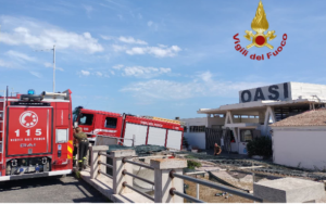 Incendio con ambulanza all’Oasi di Ostia sequestrato dal Comune e occupato dai senza dimora (VIDEO) 2 Incendio con ambulanza all’Oasi di Ostia sequestrato dal Comune e occupato dai senza dimora (VIDEO) 2