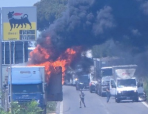 Camion in fiamme sulla via Pontina, chiusure per intervento dei vigili del fuoco (VIDEO) 1