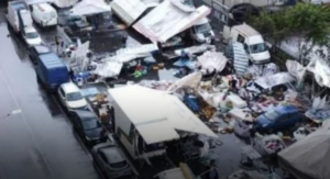 Tromba d’aria a Roma nord, vasi come proiettili e panico tra le bancarelle: 120 chiamate per i vigili del fuoco (VIDEO E FOTO) 1