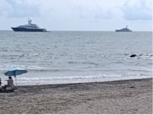 Giganti del mare davanti Ostia: i super-yacht Al Mirqab e Alvia Limo danno spettacolo sul litorale romano 1