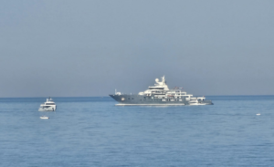 Lo yacht rompighiaccio Andromeda ormeggiato davanti al Lido di Roma 1 Lo yacht rompighiaccio Andromeda ormeggiato davanti al Lido di Roma 1