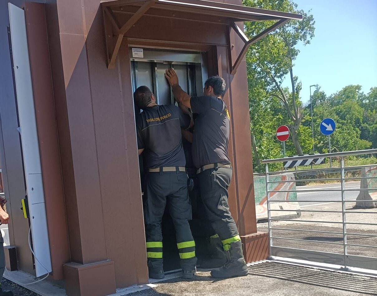 Paura al parco archeologico di Ostia Antica per il guasto agli ascensori che ha richiesto l'intervento d'urgenza dei Vigili del fuoco