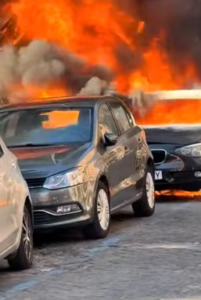 Alta tensione in pieno centro a Roma, esplode un’auto elettrica: evacuato un chiosco bar (VIDEO) 1