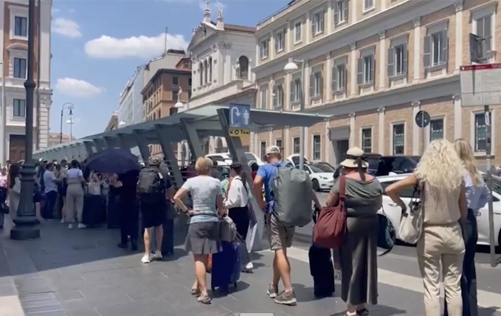 Caos treni a Roma: guasto sulla linea per Fiumicino. Stazione Termini paralizzata, code infinite per i taxi (VIDEO) 1 Caos treni a Roma: guasto sulla linea per Fiumicino. Stazione Termini paralizzata, code infinite per i taxi (VIDEO) 1