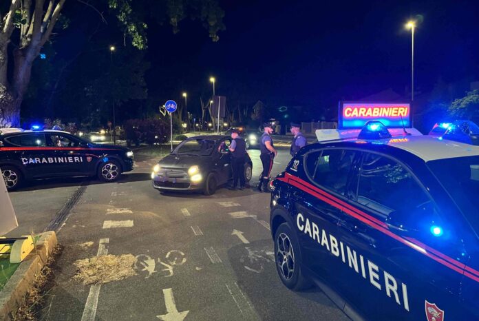 L'ultimo fine settimana di controlli sul litorale si chiude con 5 arresti e 10 denunce da parte dei Carabinieri: i servizi straordinari a Ostia, Maccarese e Fiumicino hanno portato sanzioni e al sequestro di sostanze stupefacenti 