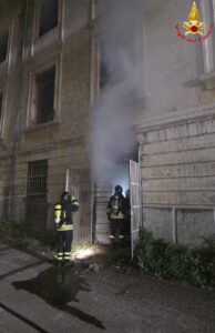 Incendio nella caserma dismessa: fiamme a Civitavecchia 1 Incendio nella caserma dismessa: fiamme a Civitavecchia 1