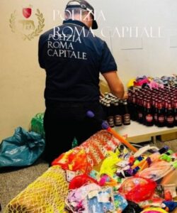 Alimenti, oggetti e bevande venduti abusivamente tra Ostia e Roma centro: scatta il blitz della Polizia Locale 1