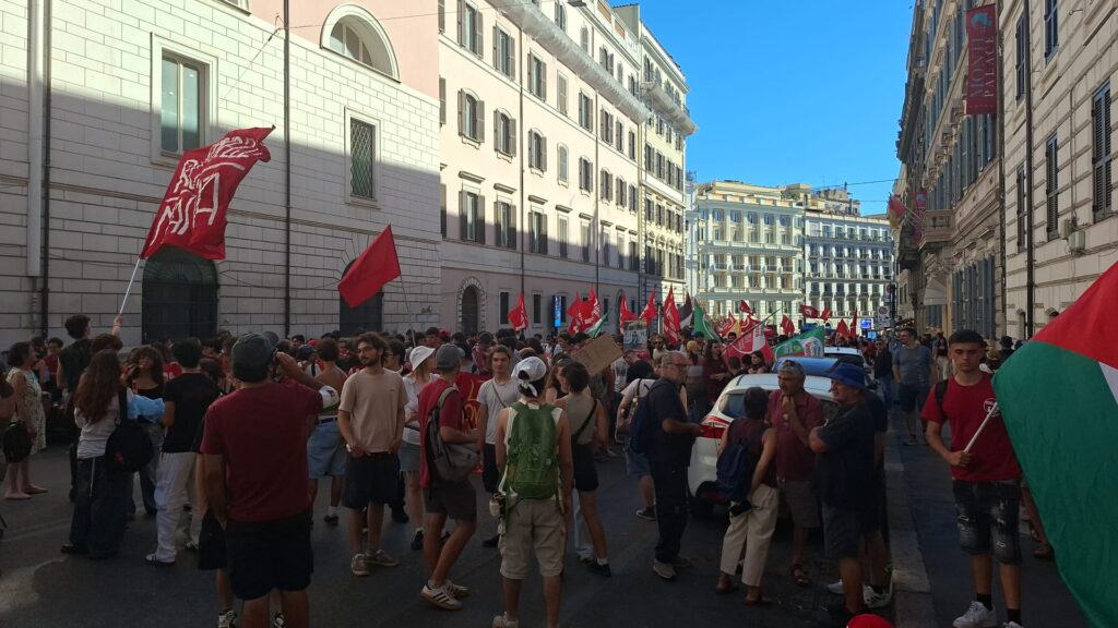 Corteo Remigrazione a Roma: cori "Duce, duce" e saluti romani. Fiamme a Porta Pia (VIDEO) 2