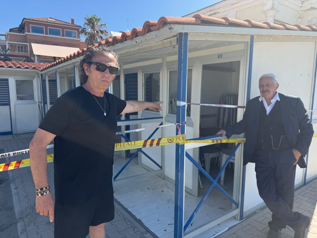 Vandalizzato lo stabilimento “La Vittoria” a Ostia: cabine distrutte. La VIDEO-denuncia di Enzo Salvi 1