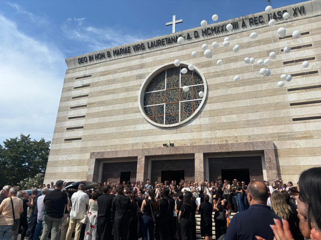 L’ultimo saluto a Valerio Serra, morto a 16 anni: a Torvaianica i funerali del giovane centauro 2