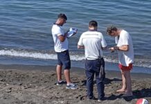 Tragedia in spiaggia a Ostia: uomo di 55 anni ha un malore in mare e muore