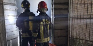 Incendio nella caserma dismessa: fiamme a Civitavecchia