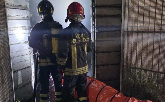 incendio caserma civitavecchia Incendio nella caserma dismessa: fiamme a Civitavecchia