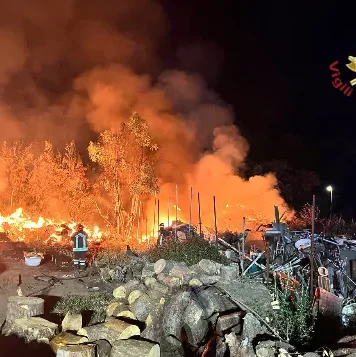 Incendio di Torvaianica, i dati sull'aria registrano valori di diossina oltre la soglia
