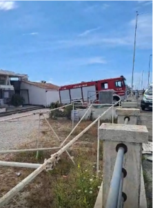 Incendio con ambulanza all’Oasi di Ostia sequestrato dal Comune e occupato dai senza dimora (VIDEO) 3 Incendio con ambulanza all’Oasi di Ostia sequestrato dal Comune e occupato dai senza dimora (VIDEO) 3