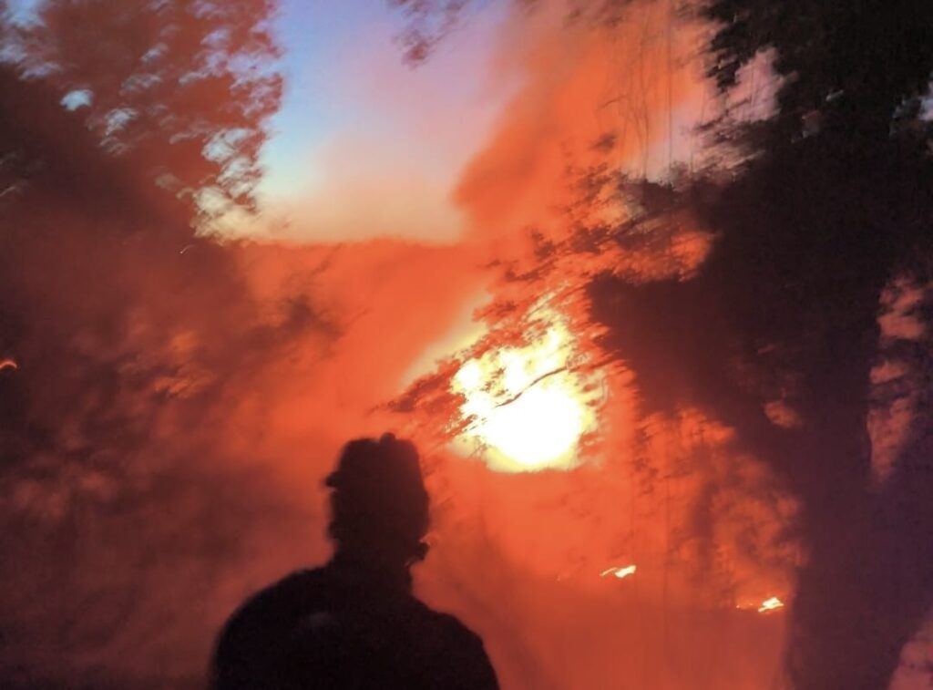 Fiamme all'alba in uno stabilimento balneare a Fregene: vigili del fuoco al lavoro 2