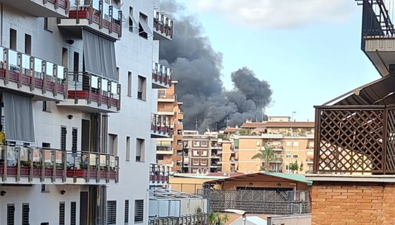 Maxi incendio al Mandrione: nube di fumo nero su Roma (VIDEO) 1
