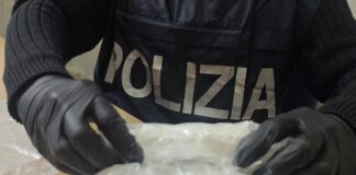 Droga a domicilio, consegne via app e rider su monopattino: sette arresti della polizia di Stato in diversi quartieri di Roma, oltre un chilo e mezzo di sostanze stupefacenti sequestrate