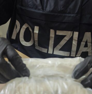 Droga a domicilio, consegne via app e rider su monopattino: sette arresti della polizia di Stato in diversi quartieri di Roma, oltre un chilo e mezzo di sostanze stupefacenti sequestrate