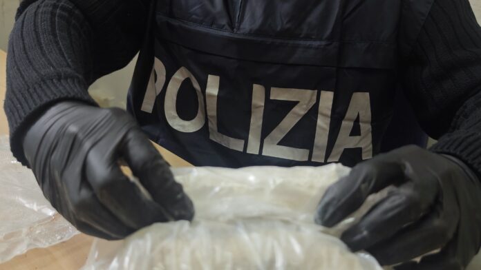 Droga a domicilio, consegne via app e rider su monopattino: sette arresti della polizia di Stato in diversi quartieri di Roma, oltre un chilo e mezzo di sostanze stupefacenti sequestrate