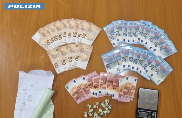 Un'operazione coordinata del Commissariato di Tivoli ha sgominato quattro canali di spaccio attivi nella provincia Roma: tra i fermati un uomo che celava le dosi in un passeggino, un corriere in auto a Guidonia Montecelio e due pusher sorpresi a Genazzano e Palestrina