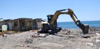 Iniziata la bonifica de La Casetta: lo stabilimento di Ostia era andato a fuoco ad aprile (VIDEO)