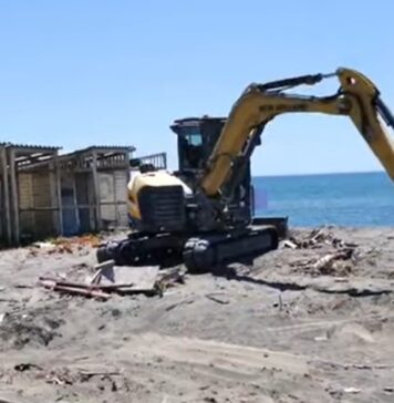 Iniziata la bonifica de La Casetta: lo stabilimento di Ostia era andato a fuoco ad aprile (VIDEO)