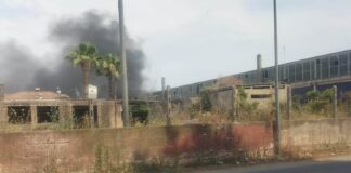 Una colonna di fumo nero ha avvolto la zona di Lavinio Stazione, dove un'ex fabbrica dismessa è tornata a bruciare per la terza volta in pochi giorni. Residenti costretti a tenere le finestre chiuse