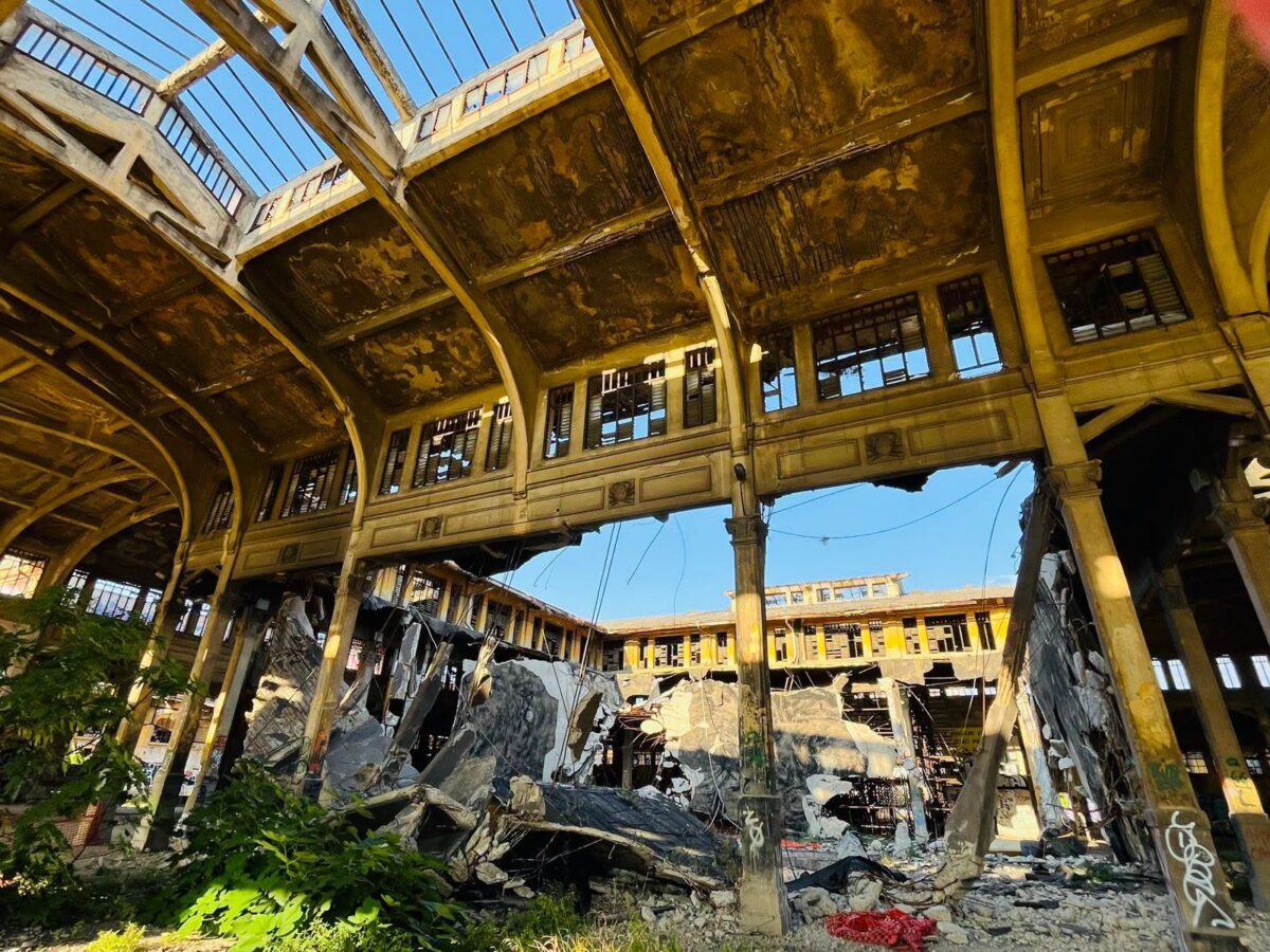 Ex Mercati Generali di Roma nel degrado tra crolli e ritardi: l'allarme dei Comitati 2 Tra crolli, ritardi nei progetti e dubbi sul futuro, il destino degli Ex Mercati Generali di Roma appare ancora incerto. L’allarme lanciato dai comitati civici sul futuro dello storico complesso