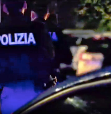 Si finge poliziotto dell’Antidroga e rapina tre passanti a Villalba: arrestata una guardia giurata Home 2