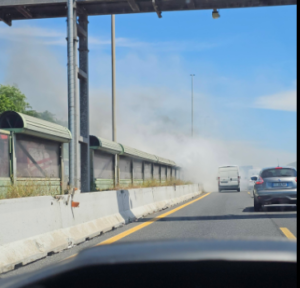 In fiamme barriera fonoassorbente sul Gra: fumo intenso e code in carreggiata esterna 1 In fiamme barriera fonoassorbente sul Gra: fumo intenso e code in carreggiata esterna 1