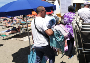 Merce contraffatta e alimenti nel mirino dei sequestri sulle spiagge di Ostia del Gruppo Spe (FOTO) 3 Merce contraffatta e alimenti nel mirino dei sequestri sulle spiagge di Ostia del Gruppo Spe (FOTO) 3