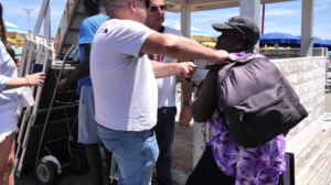 Merce contraffatta e alimenti nel mirino dei sequestri sulle spiagge di Ostia del Gruppo Spe (FOTO) 2 Merce contraffatta e alimenti nel mirino dei sequestri sulle spiagge di Ostia del Gruppo Spe (FOTO) 2