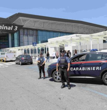 Le forze dell'ordine sanzionano dieci conducenti coinvolti nel trasporto pubblico abusivo all'aeroporto Leonardo da Vinci